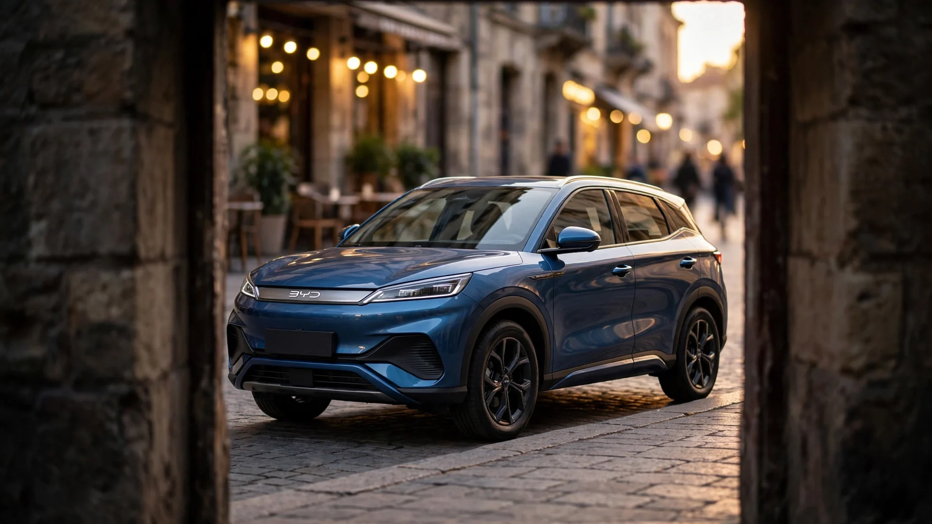 BYD Atto 2 en calle europea al atardecer, liturgia urbana cálida